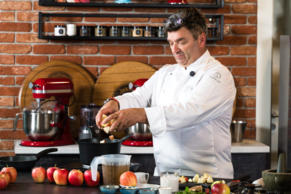 Gotujący Jarosław Uściński